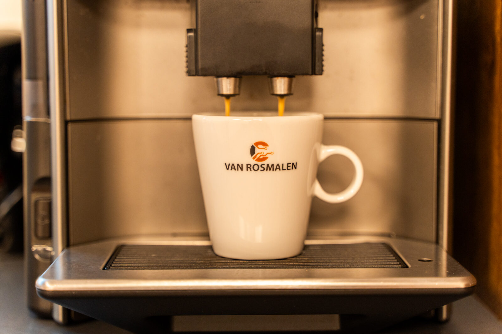 Verse koffie in een Van Rosmalen kopje