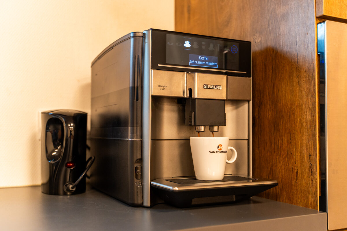 De koffiemachine bij Van Rosmalen staat altijd aan